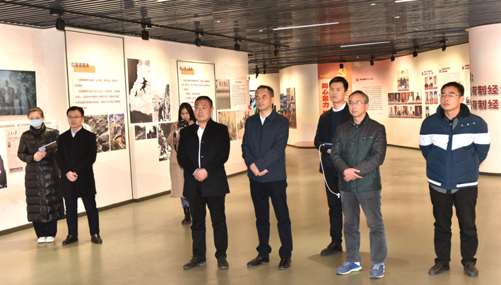 南阳镇平县客人参观康利达党群服务中心